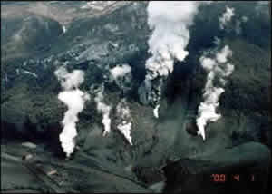 [ 写真1 ] 2000年３月下旬に始まった有珠山の噴火によってできた火口群
