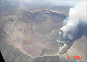 [ 写真2 ] 2000年３月下旬に始まった有珠山の噴火によってできた火口群