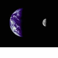 ガリレオ探査機が撮影した地球に並ぶ月の写真